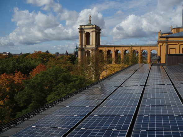 Der Landtag ist grün. 2004 wurde ein Solarpark auf dem Dach des Maximilianeums installiert. Foto: Achim Schroer
