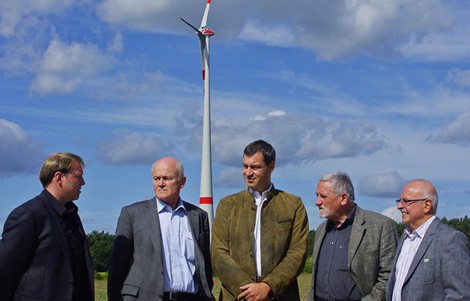 Heimatminister Markus Söder (Mitte) ließ sich auch schon an der Seite von Umweltschützern wie Ex-BN-Chef Hubert Weinzierl (2. v. r.) vor einem repräsentativen Windrad ablichten. (Foto: Wraneschitz)
