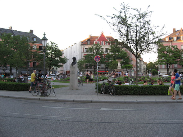 Der Gärtnerplatz München. Bepflanztes Rondell mit Radfahrern